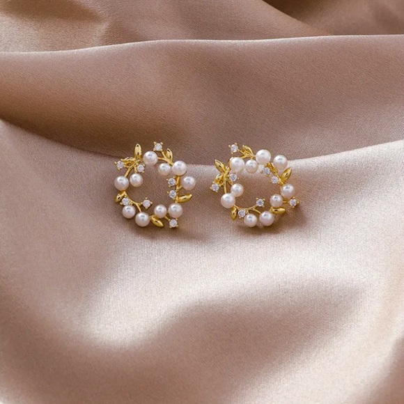 Pearly Diamond Wreath Floral Minimalist Mini Simple Delicate Gold Stud Earrings - Picture 2 of 8